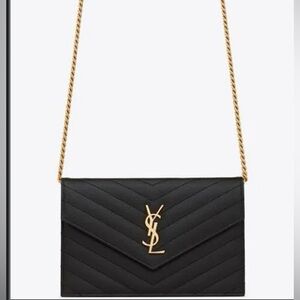 SANDRE ENVELOPE CHAIN WALLET IN GRAIN DE COLOUR: NOIR STYLE: 742920BOW011000
